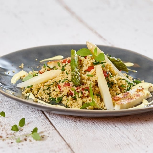 Halloumi grillé avec asperges et couscous